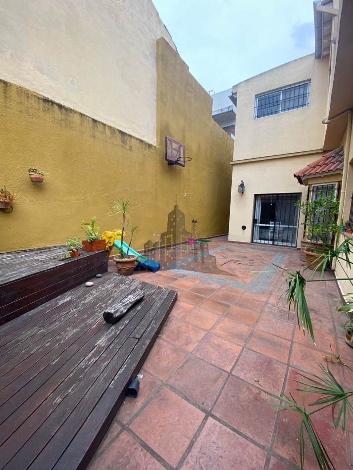 VENTA - CASA SOBRE LOTE PROPIO EN CASEROS | UBICACION ESTRATEGICA + GRAN POTENCIAL - 