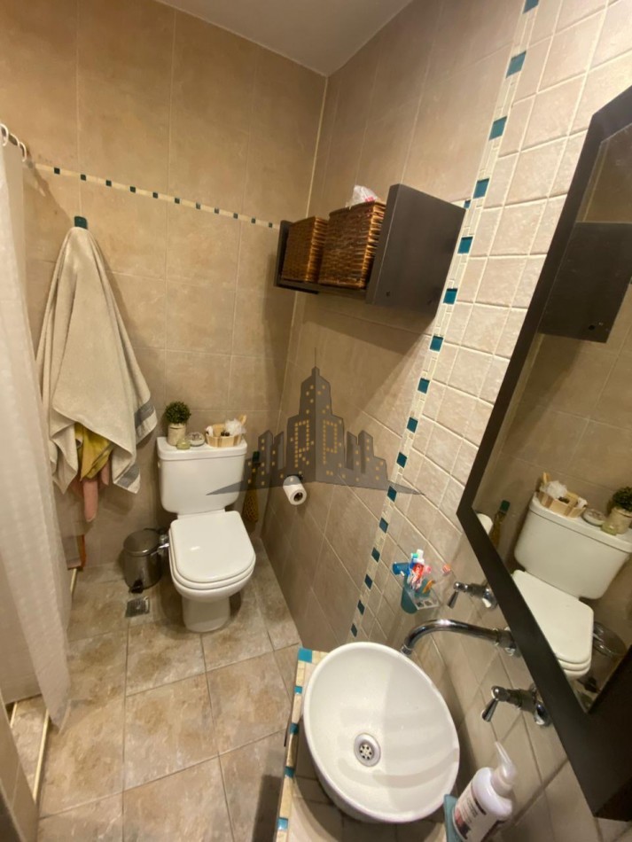 VENTA - CASA SOBRE LOTE PROPIO EN CASEROS | UBICACION ESTRATEGICA + GRAN POTENCIAL - 