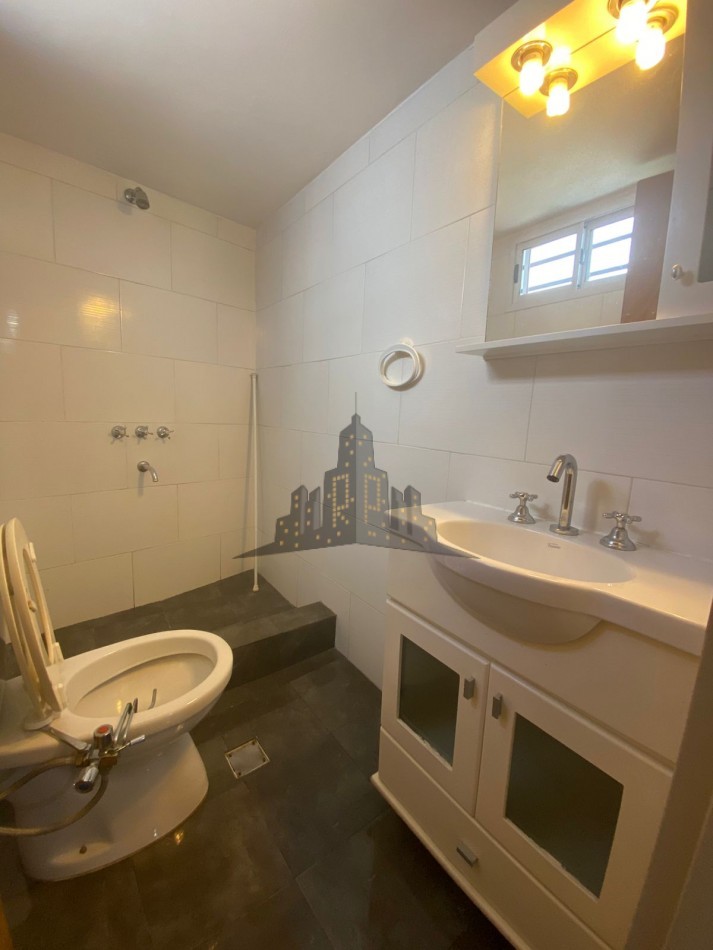 ALQUILER - MONOAMBIENTE EN PRIMER PISO POR ESCALERA - SIN EXPENSAS - CASEROS 