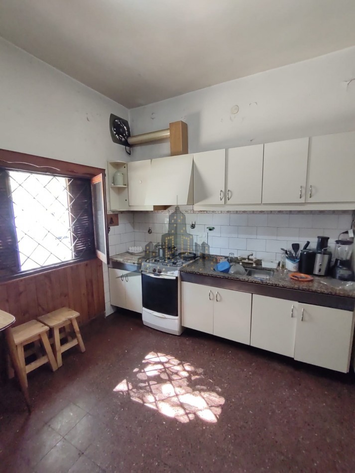 VENTA - CASA 4 AMBIENTES EN OCHAVA CON TERRAZA PROPIA - CASEROS - APTO CREDITO 