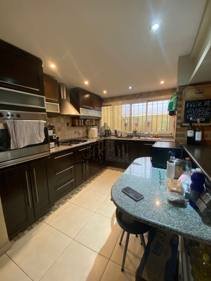 VENTA - CASA SOBRE LOTE PROPIO EN CASEROS | UBICACION ESTRATEGICA + GRAN POTENCIAL - 