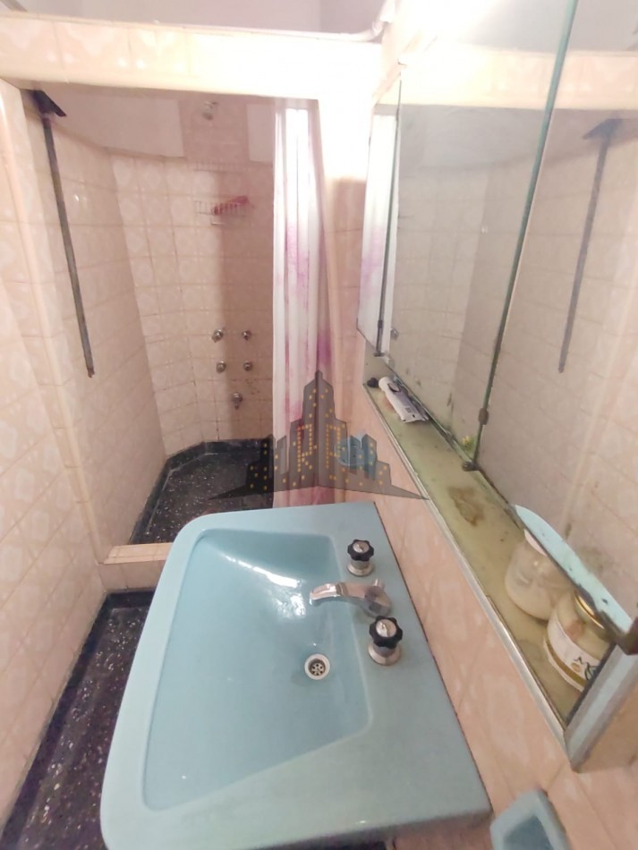 VENTA - CASA 4 AMBIENTES EN OCHAVA CON TERRAZA PROPIA - CASEROS - APTO CREDITO 