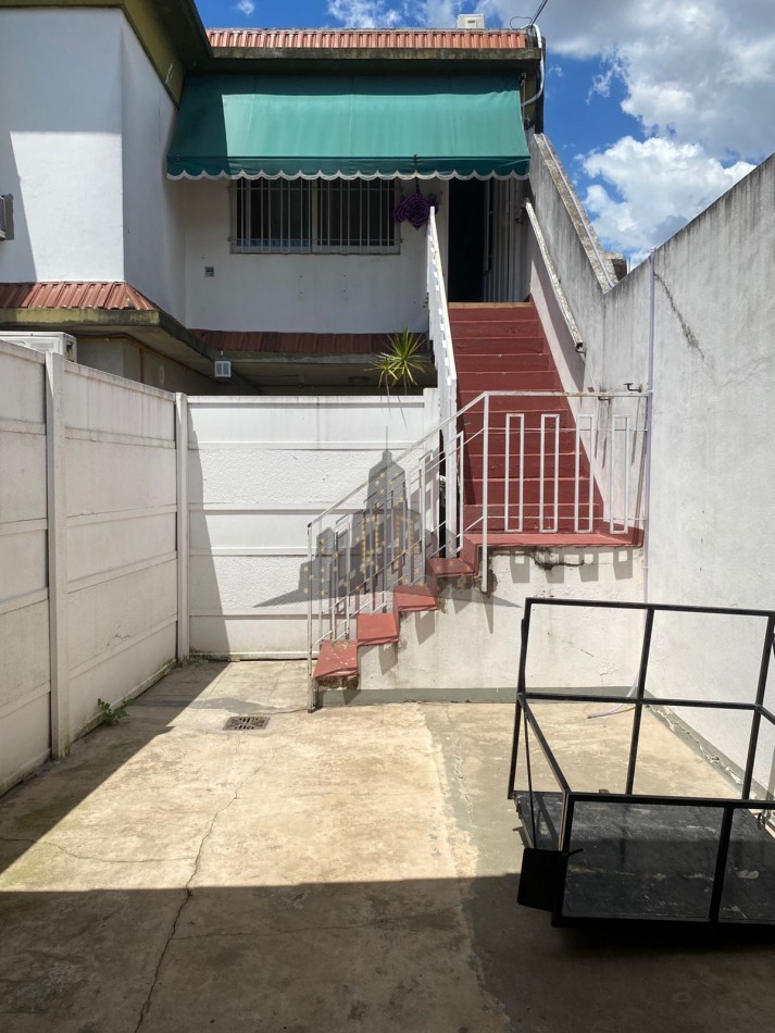  VENTA - PH 3 AMBIENTES TIPO CASA CON COCHERA Y PATIO - APTO CREDITO - CASEROS -  EXCELENTE OPORTUNIDAD