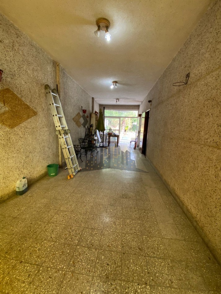 VENTA - CASA CHALET 4 AMBIENTES - CON JARDIN Y PILETA - CIUDADELA