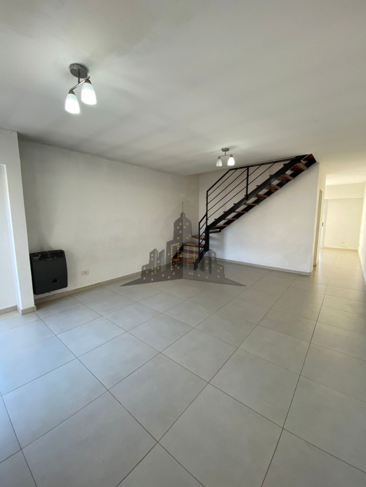 ALQUILER - DUPLEX TRES AMBIENES - CASEROS CENTRO -