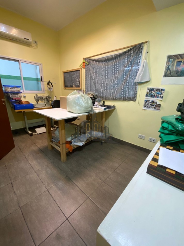 VENTA - GALPON + CASA 3 AMBIENTES PRIMES PISO - EXCELENTE PROPIEDAD  - CASEROS 