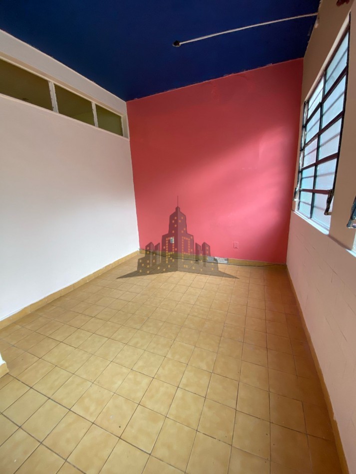 ALQUILER - CASEROS NORTE - CASA PH 3 AMBIENTES - PATIO - NO POSEE EXPENSAS