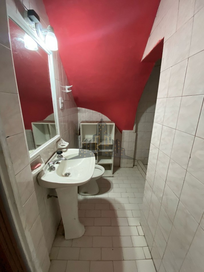 ALQUILER - CASEROS NORTE - CASA PH 3 AMBIENTES - PATIO - NO POSEE EXPENSAS