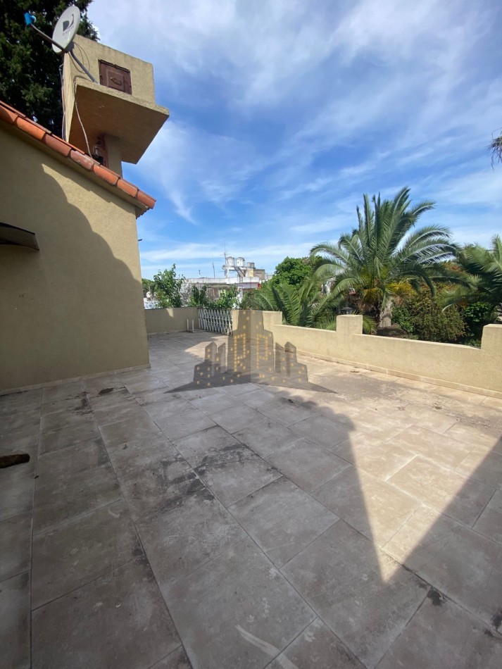 VENTA - CASA CHALET 4 AMBIENTES - CON JARDIN Y PILETA - CIUDADELA