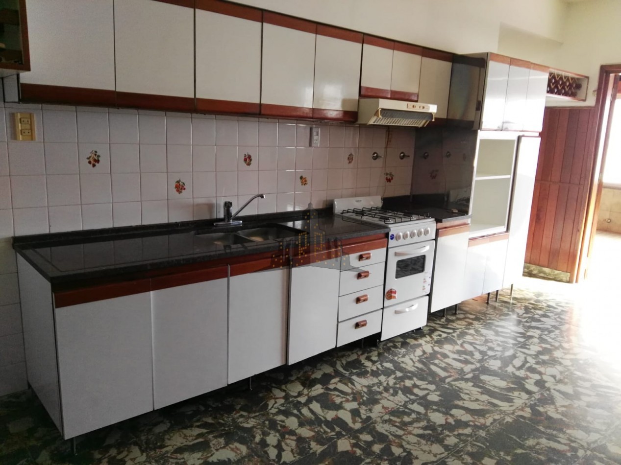 VENTA - GALPON + CASA 3 AMBIENTES PRIMES PISO - EXCELENTE PROPIEDAD  - CASEROS 