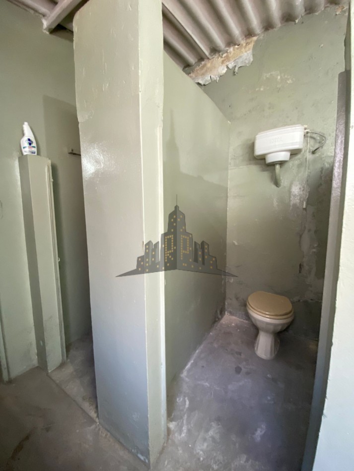 VENTA - GALPON + CASA 3 AMBIENTES PRIMES PISO - EXCELENTE PROPIEDAD  - CASEROS 