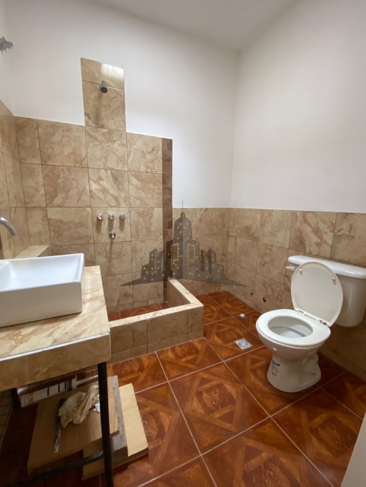 ALQUILER - CASA TRES AMBIENTES CON GARAGE Y PATIO - HURLINGHAM - 