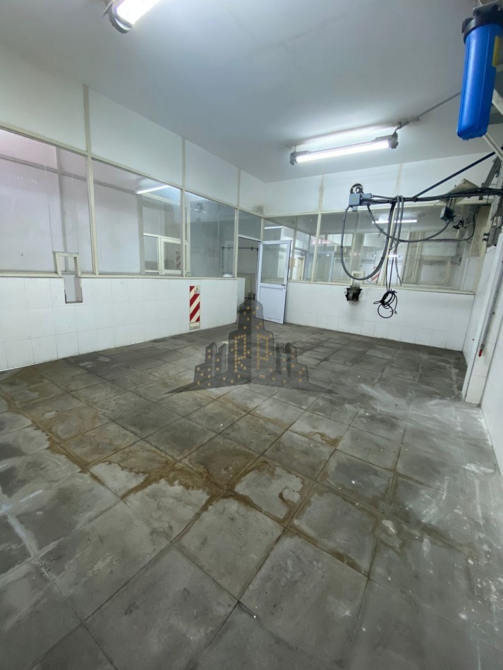 ALQUILER - GALPON INDUSTRIAL/LOGISTICA - SALIDA A DOS CALLES  - CASEROS 