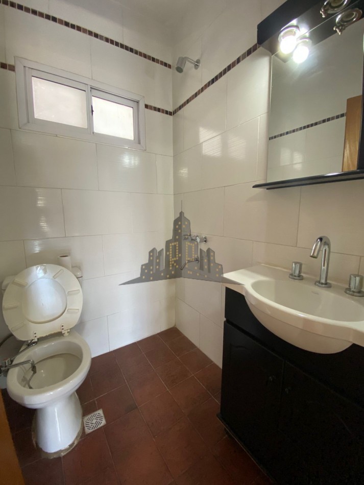 ALQUILER - CASEROS - MONOAMBIENTE EN PRIMER PISO POR ESCALERA - SIN EXPENSAS - 