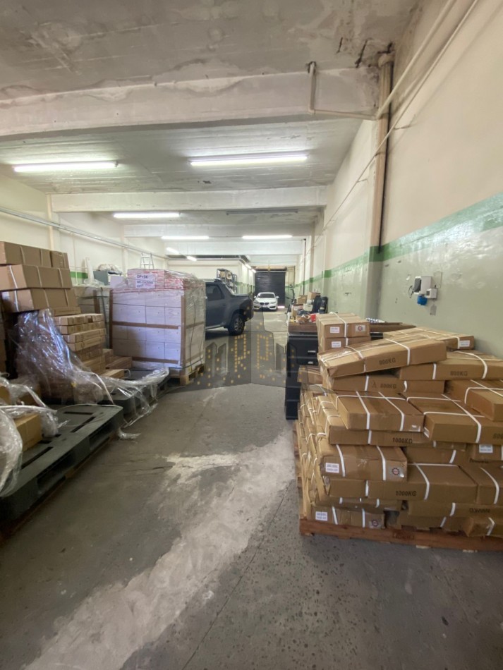 VENTA - GALPON + CASA 3 AMBIENTES PRIMES PISO - EXCELENTE PROPIEDAD  - CASEROS 