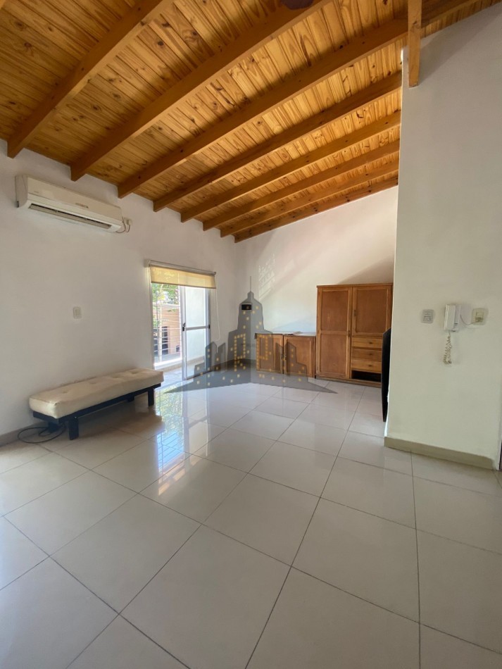 ALQUILER - CASEROS - MONOAMBIENTE CON BALCON AL FRENTE - PRIMER PISO POR ESCALERA 