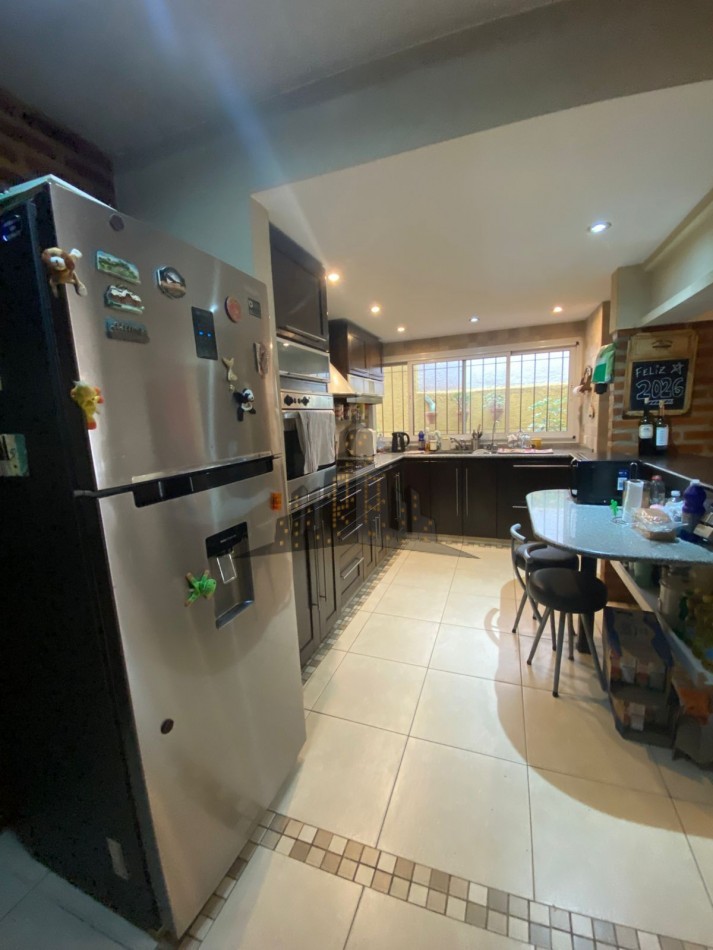 VENTA - CASA SOBRE LOTE PROPIO EN CASEROS | UBICACION ESTRATEGICA + GRAN POTENCIAL - 