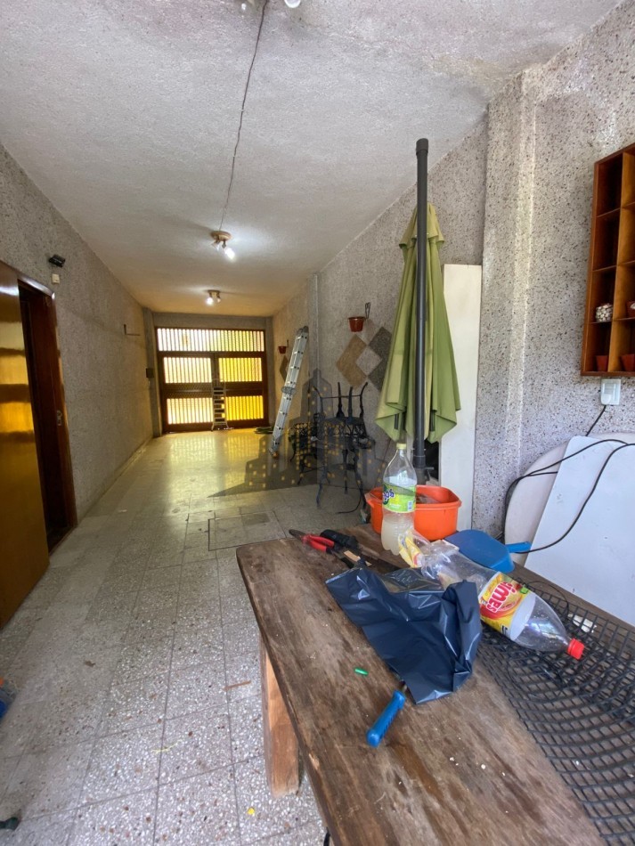 VENTA - CASA CHALET 4 AMBIENTES - CON JARDIN Y PILETA - CIUDADELA