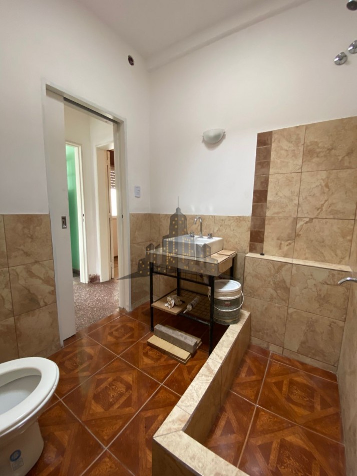 ALQUILER - CASA TRES AMBIENTES CON GARAGE Y PATIO - HURLINGHAM - 