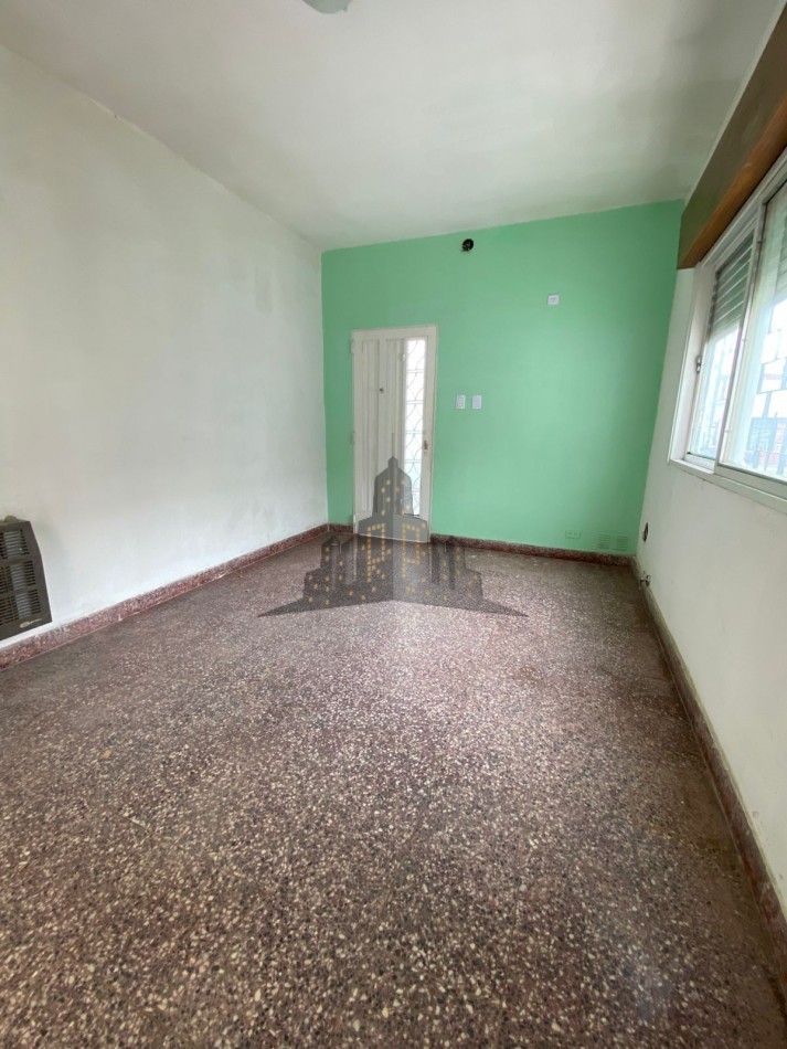 ALQUILER - CASA TRES AMBIENTES CON GARAGE Y PATIO - HURLINGHAM - 