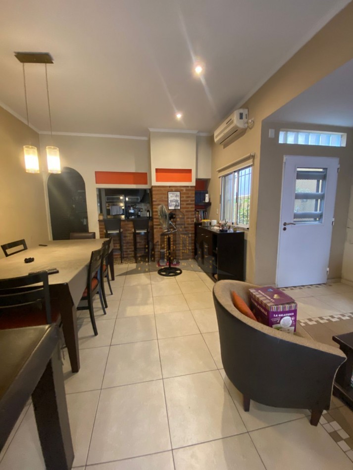 VENTA - CASA SOBRE LOTE PROPIO EN CASEROS | UBICACION ESTRATEGICA + GRAN POTENCIAL - 