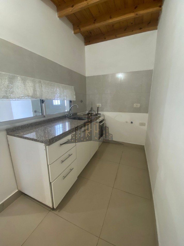 ALQUILER - MONOAMBIENTE EN PRIMER PISO POR ESCALERA - SIN EXPENSAS - CASEROS 