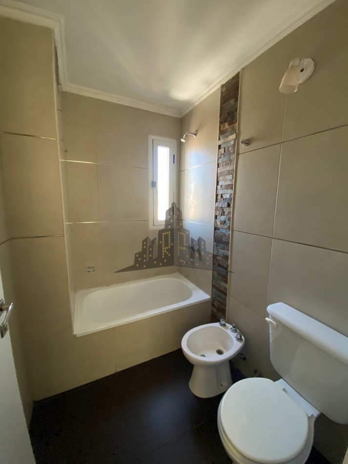 ALQUILER - DUPLEX TRES AMBIENES - CASEROS CENTRO -