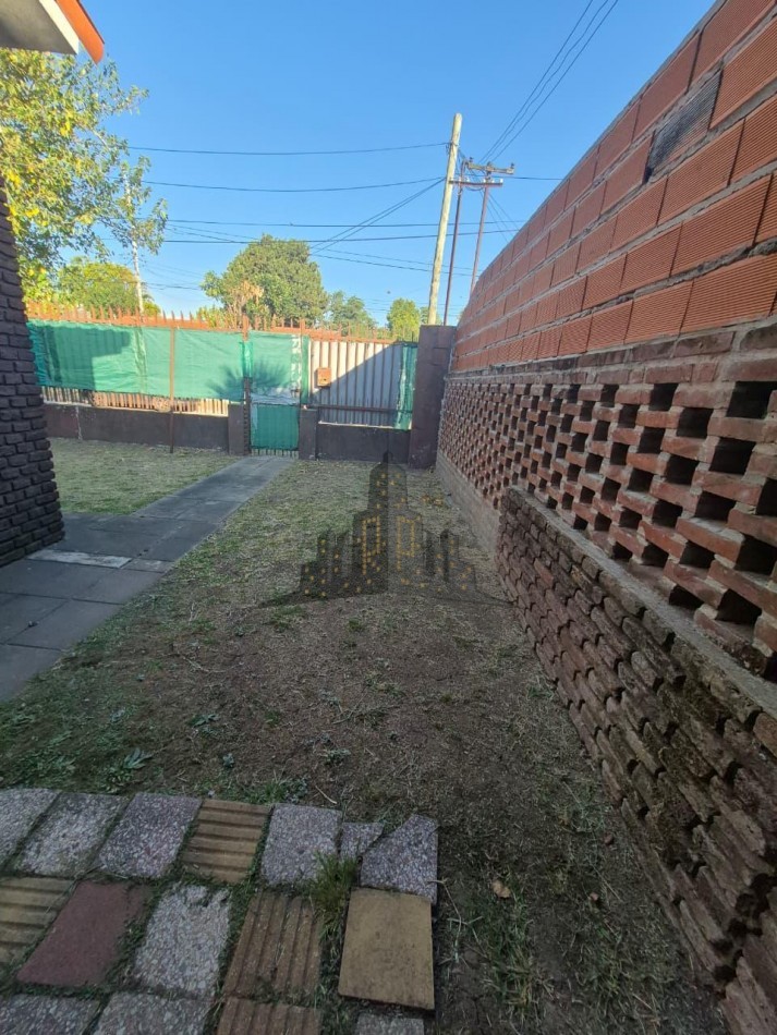  VENTA - CASA TRES AMBIENTES CON FONDO LIBRE - CASEROS 