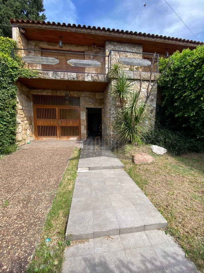 VENTA - CASA CHALET 4 AMBIENTES - CON JARDIN Y PILETA - CIUDADELA