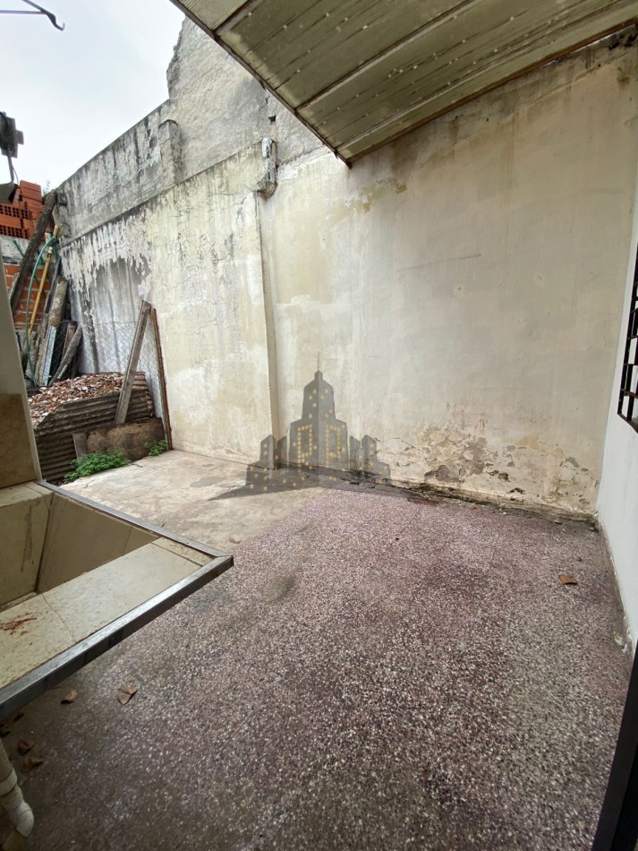 ALQUILER - CASA TRES AMBIENTES CON GARAGE Y PATIO - HURLINGHAM - 