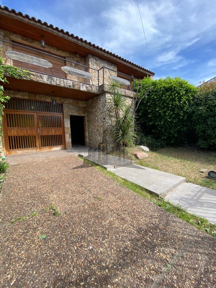 VENTA - CASA CHALET 4 AMBIENTES - CON JARDIN Y PILETA - CIUDADELA