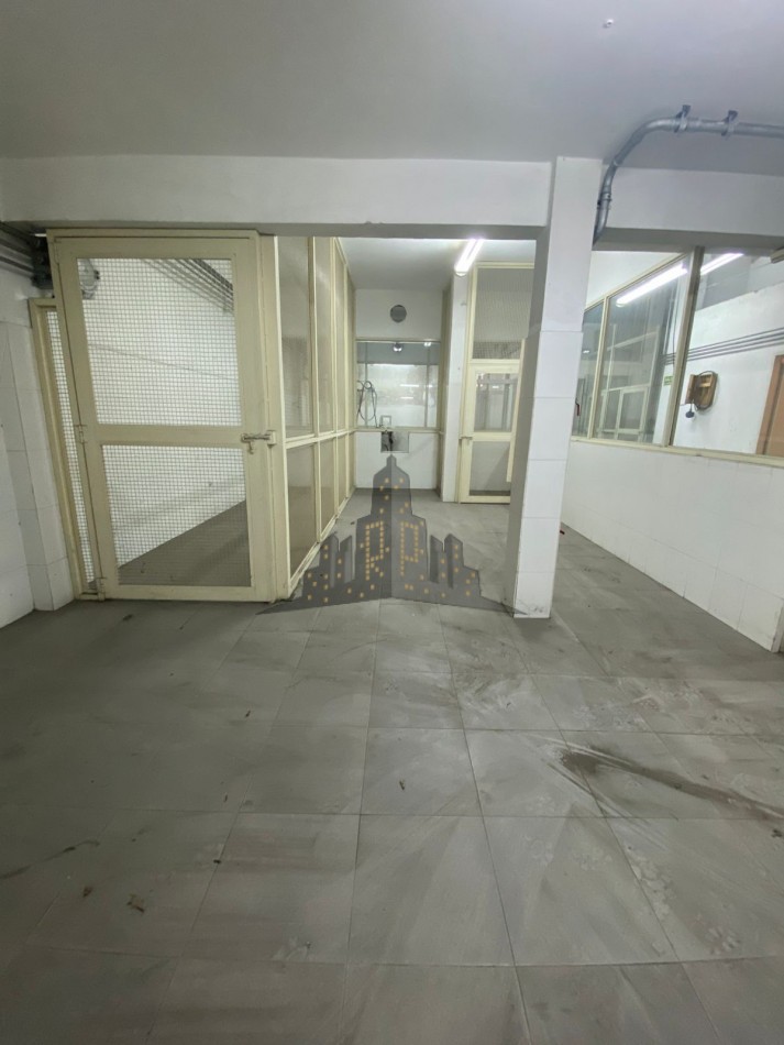 ALQUILER - GALPON INDUSTRIAL/LOGISTICA - SALIDA A DOS CALLES  - CASEROS 