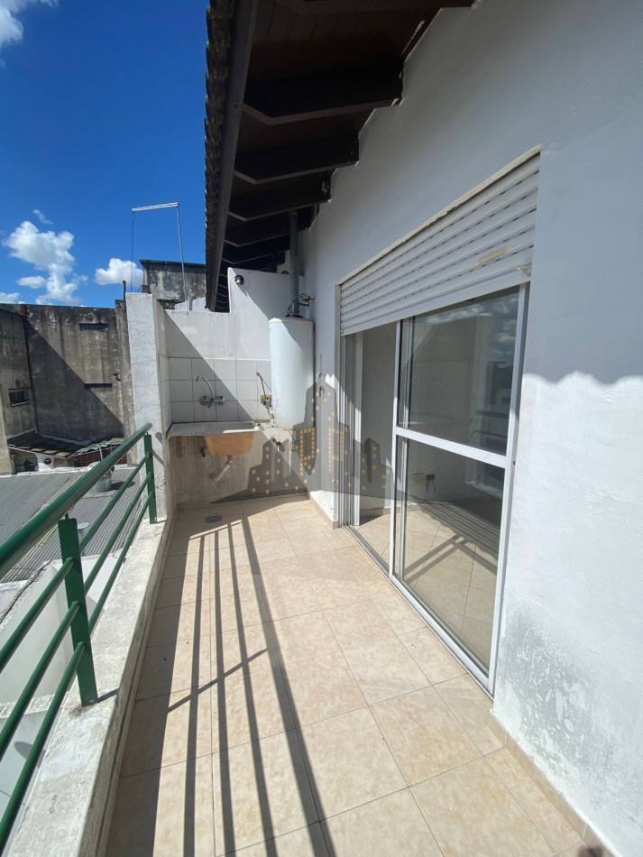 ALQUILER - DOS AMBIENTES CON BALCON - CASEROS - SEGUNDO PISO POR ESCALERA -