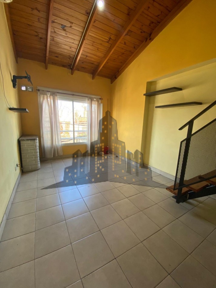 ALQUILER - DOS AMBIENTES CON ENTRE PISO - CASEROS - BAJAS EXPENSAS