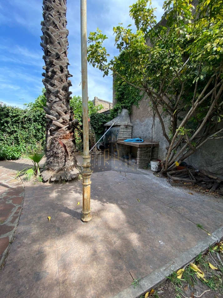 VENTA - CASA CHALET 4 AMBIENTES - CON JARDIN Y PILETA - CIUDADELA