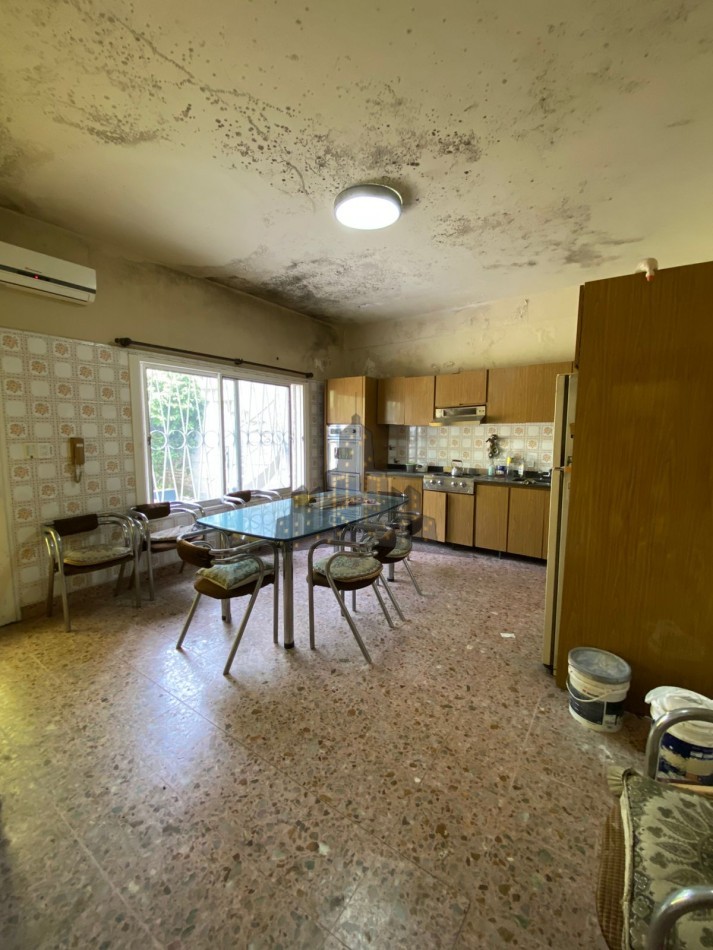 VENTA - CASA CHALET 4 AMBIENTES - CON JARDIN Y PILETA - CIUDADELA