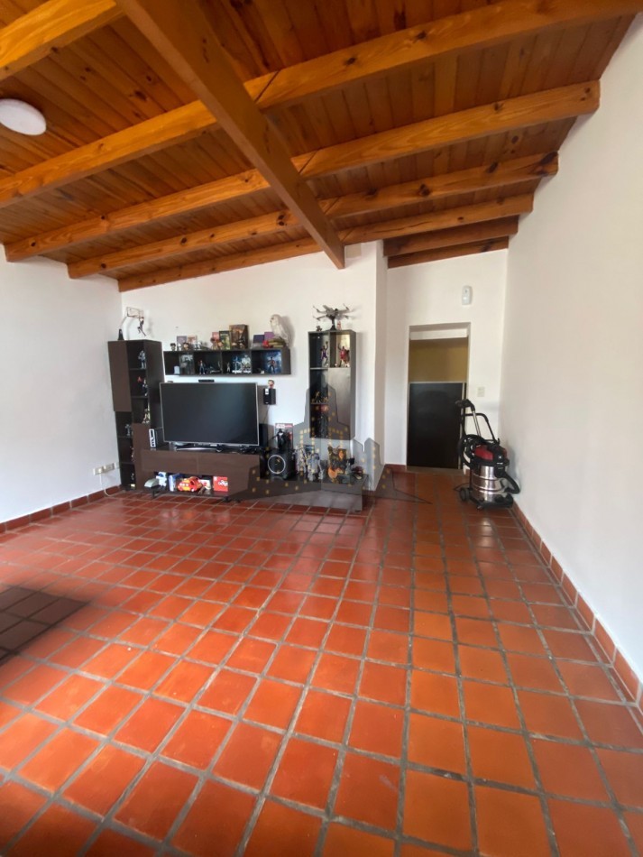 VENTA - CASA SOBRE LOTE PROPIO EN CASEROS | UBICACION ESTRATEGICA + GRAN POTENCIAL - 