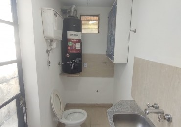 ALQUILER - CASA PH AL FRENTE CON GARAGE - PATIO CON PARRILLA - CASEROS NORTE - SIN EXPENSAS