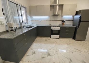 VENTA - CASA TRES AMBIENTES - LOTE PROPIO - EXCELENTE ESTADO - GARAGE - QUINCHO Y FONDO LIBRE - CASEROS - PERMUTA 