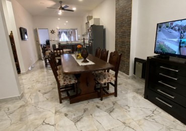 VENTA - CASA TRES AMBIENTES - LOTE PROPIO - EXCELENTE ESTADO - GARAGE - QUINCHO Y FONDO LIBRE - CASEROS