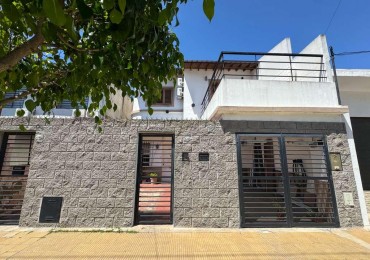 VENTA - CASA PH 4 AMBIENTES AL FRENTE - CON GARAGE, PATIO, BALCON PRIVADO Y PARRILLA - CASEROS NORTE