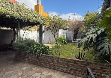 VENTA - CASA 5 AMBIENTES EN CASEROS CON LOCAL, GARAGE, PATIO Y PARRILLA