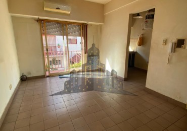 ALQUILER - DEPARTAMENTO DOS AMBIENTES - CON BALCON - CASEROS NORTE - PRIMER PISO POR ESCALERA 