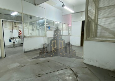 ALQUILER - GALPON INDUSTRIAL/LOGISTICA - SALIDA A DOS CALLES  - CASEROS 