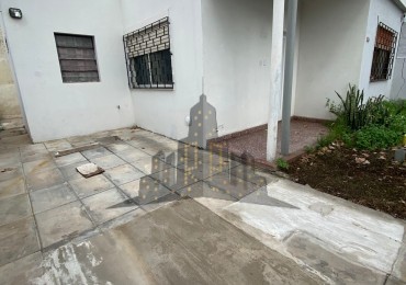 ALQUILER - CASA TRES AMBIENTES CON GARAGE Y PATIO - HURLINGHAM - 