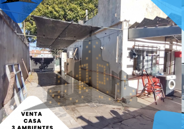 VENTA - CASA - TRES AMBIENTES - COCHERA PASANTE - LOTE PROPIO - IDEAL INVERSOR - GALPON FAMILIAR - TERRAZA - EXCELENTE UBICACION - CASEROS NORTE CENTRO - TRES DE FEBRERO