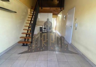 ALQUILER - DOS AMBIENTES CON ENTRE PISO - CASEROS - BAJAS EXPENSAS