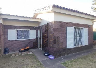  VENTA - CASA TRES AMBIENTES CON FONDO LIBRE - CASEROS 